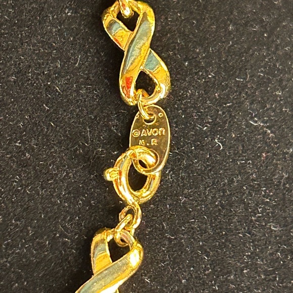 AVON: Gold tone faceted amethyst color rhinestones bracelet, length 7 1/4 in - Picture 3 of 3